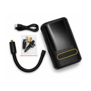 منفاخ إطارات إلكتروني محمول باللون الأسود مع خرطوم هواء وكابل USB ومحولات فوهات متنوعة