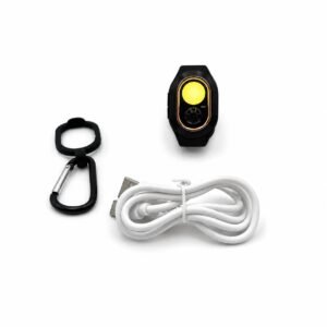 مصباح أسود صغير بإضاءة صفراء مع كابل شحن USB أبيض وحلقة تعليق سوداء